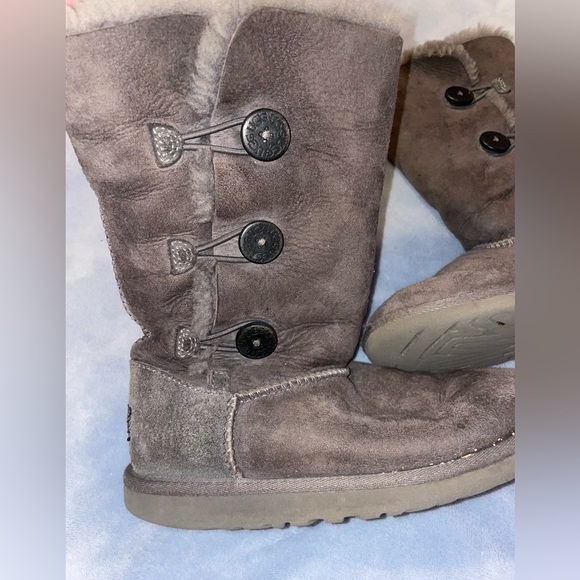 Kids uggs with buttons size 3 - Picture 2 of 6